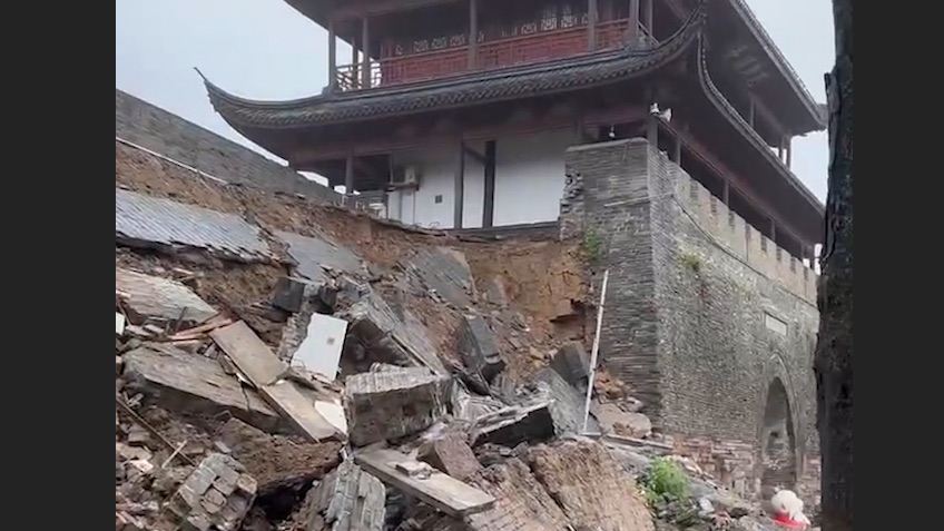 受持续强降雨影响,衢州水亭门城墙发生局部坍塌 监控拍下墙体倒塌瞬间哔哩哔哩bilibili