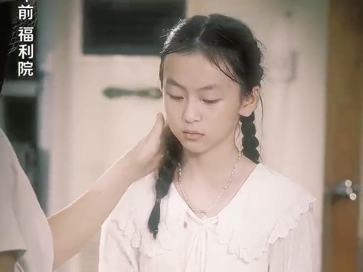 孤儿院长大的小女孩终于等到了领养的机会,然而得知富婆想要个乖巧的