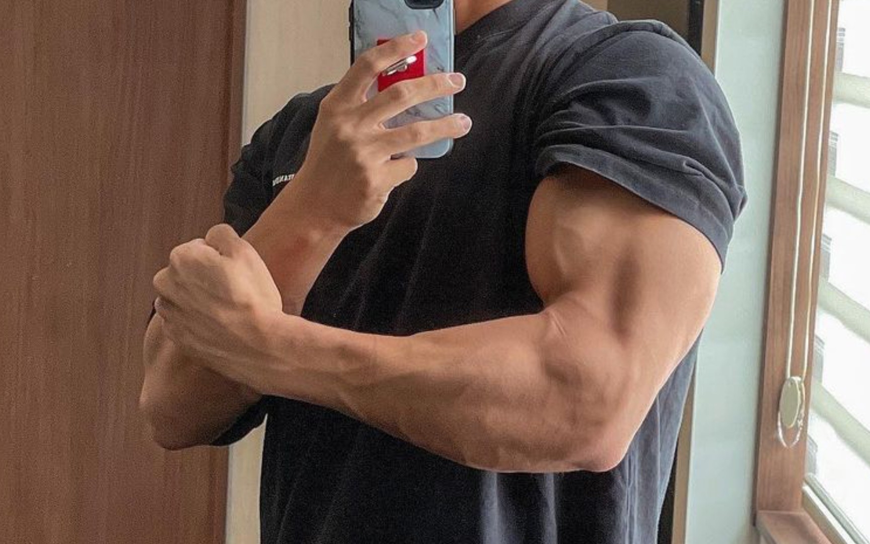 健身房肌肉小哥充血的粗壮手臂