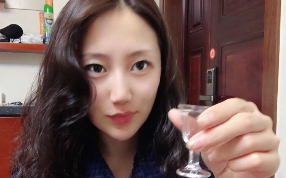 小酒妹压力大,深夜独自在家喝酒,希望能早点找到男朋友