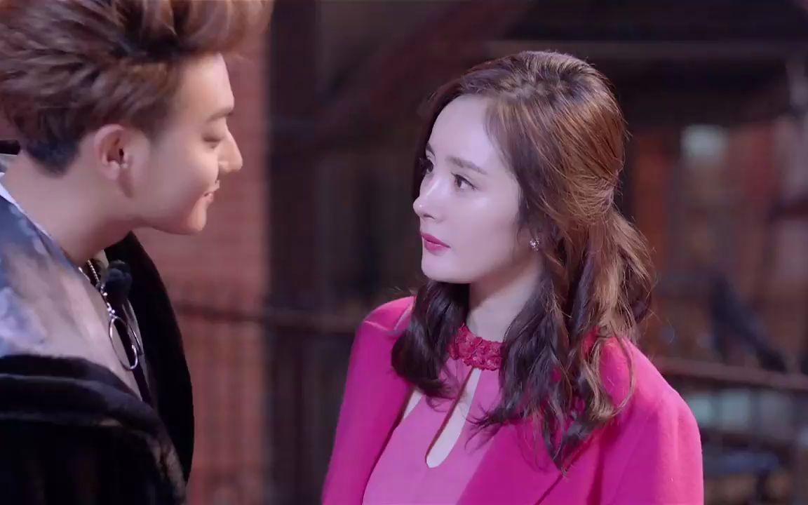 谈判官:童薇用鞋砸完谢晓飞,光脚走路秒后悔,石板路真凉啊