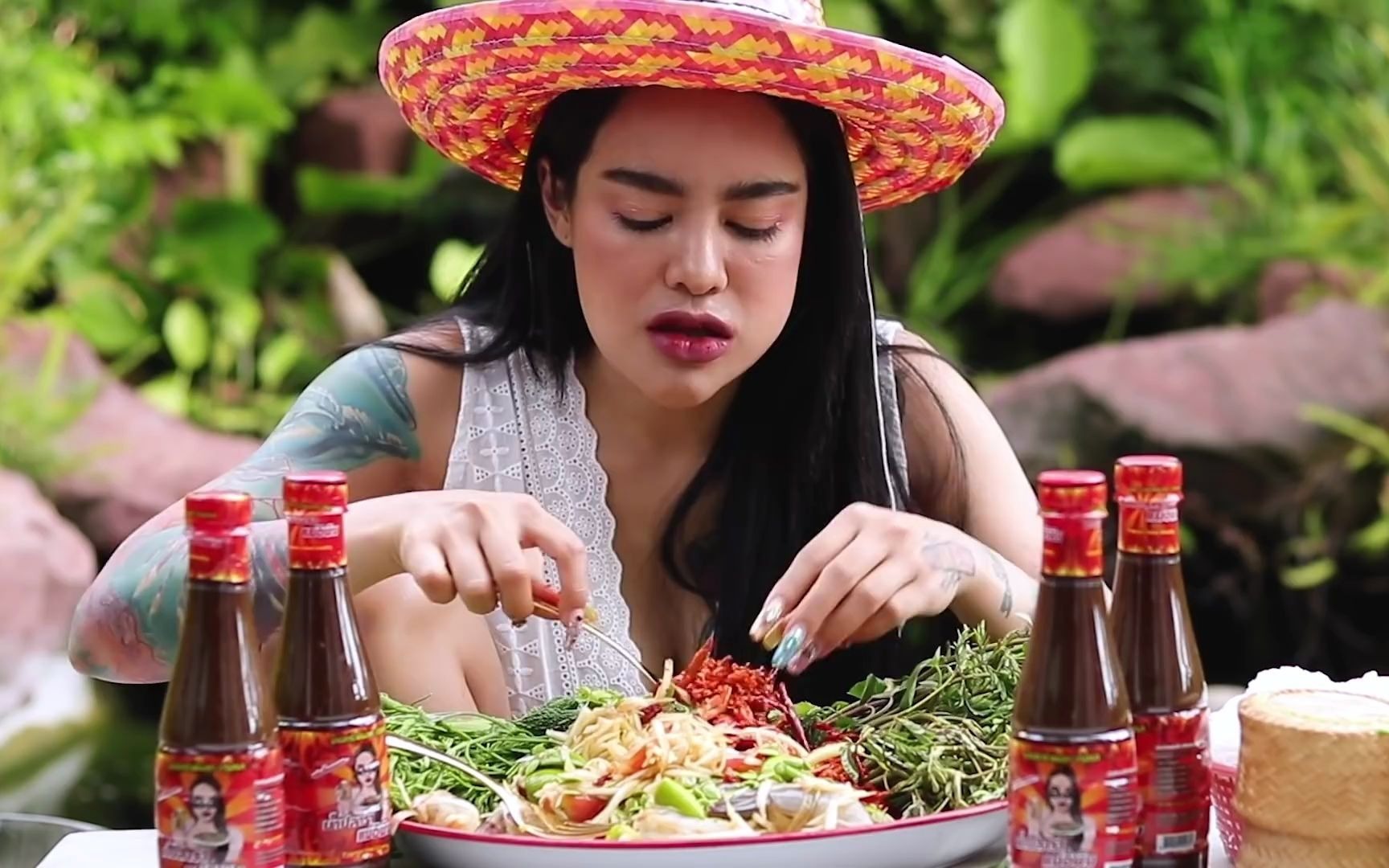 泰国吃播辣椒姐吃鱼虾沙拉看饿了