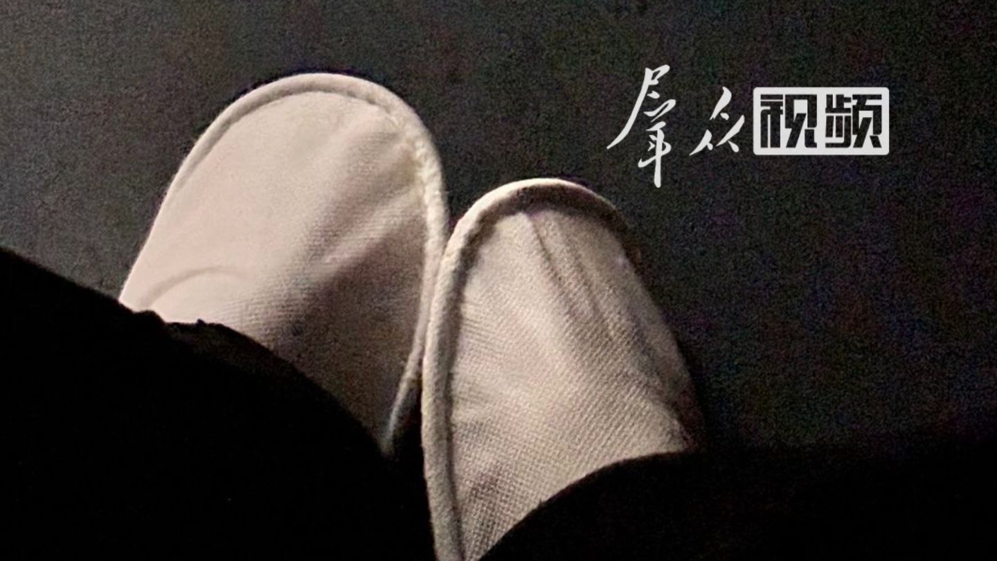 女生称列车上被男子尿湿鞋，卫生间一步之遥，后经协调对方按折旧价赔偿50元，全国12306：铁路无执法权，不能管控或处罚。