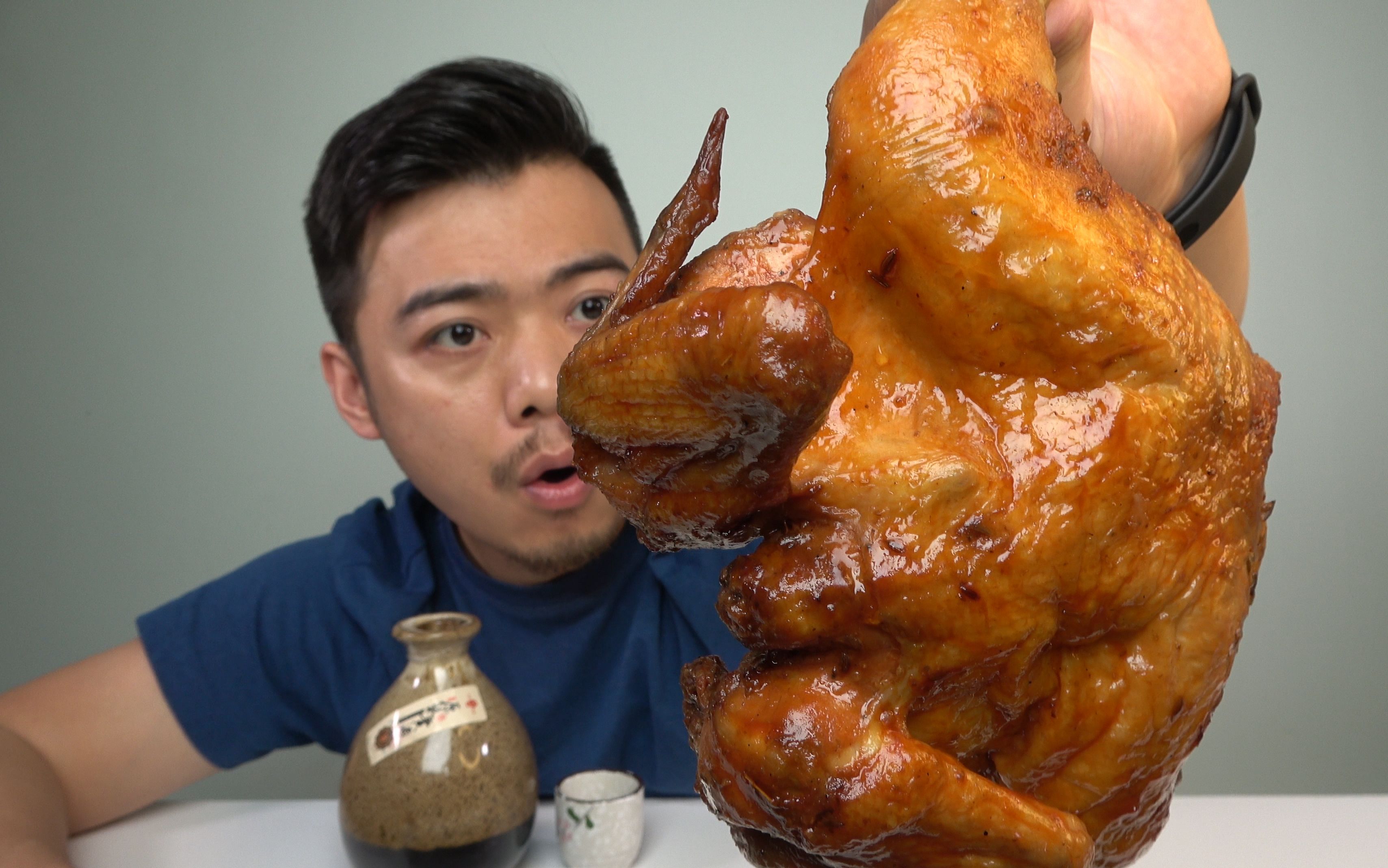 一斤酒一只烧鸡配大葱大口吃肉大口喝酒的感觉真痛快