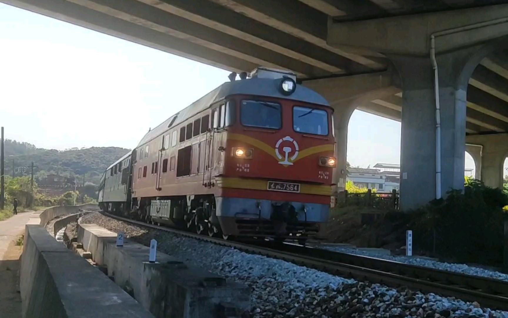 【广梅汕铁路】假橘df4b–7564牵引k9282减速接近梅州站