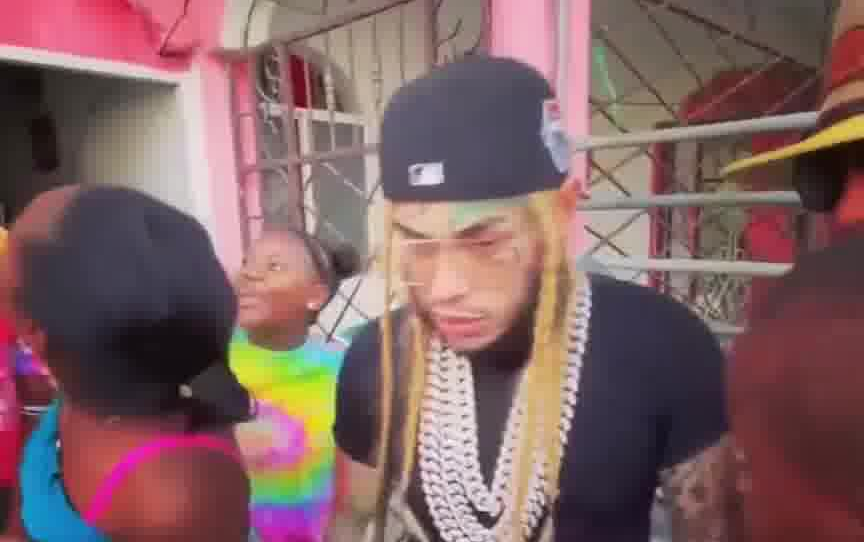 送钞票!匪帮Rapper6ix9ine为街头贫民窟送现金!(倒放版)哔哩哔哩bilibili