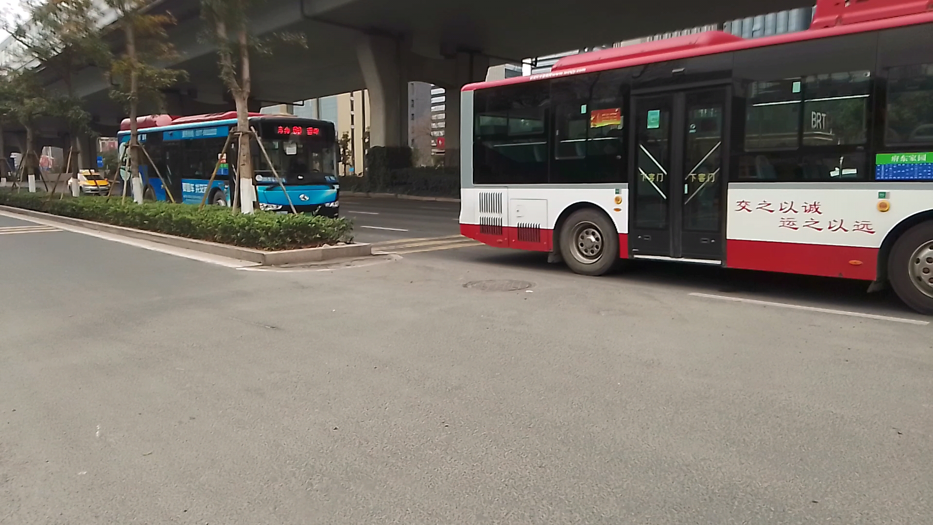 温州公交:29,90,82,位置:瓯海大道下