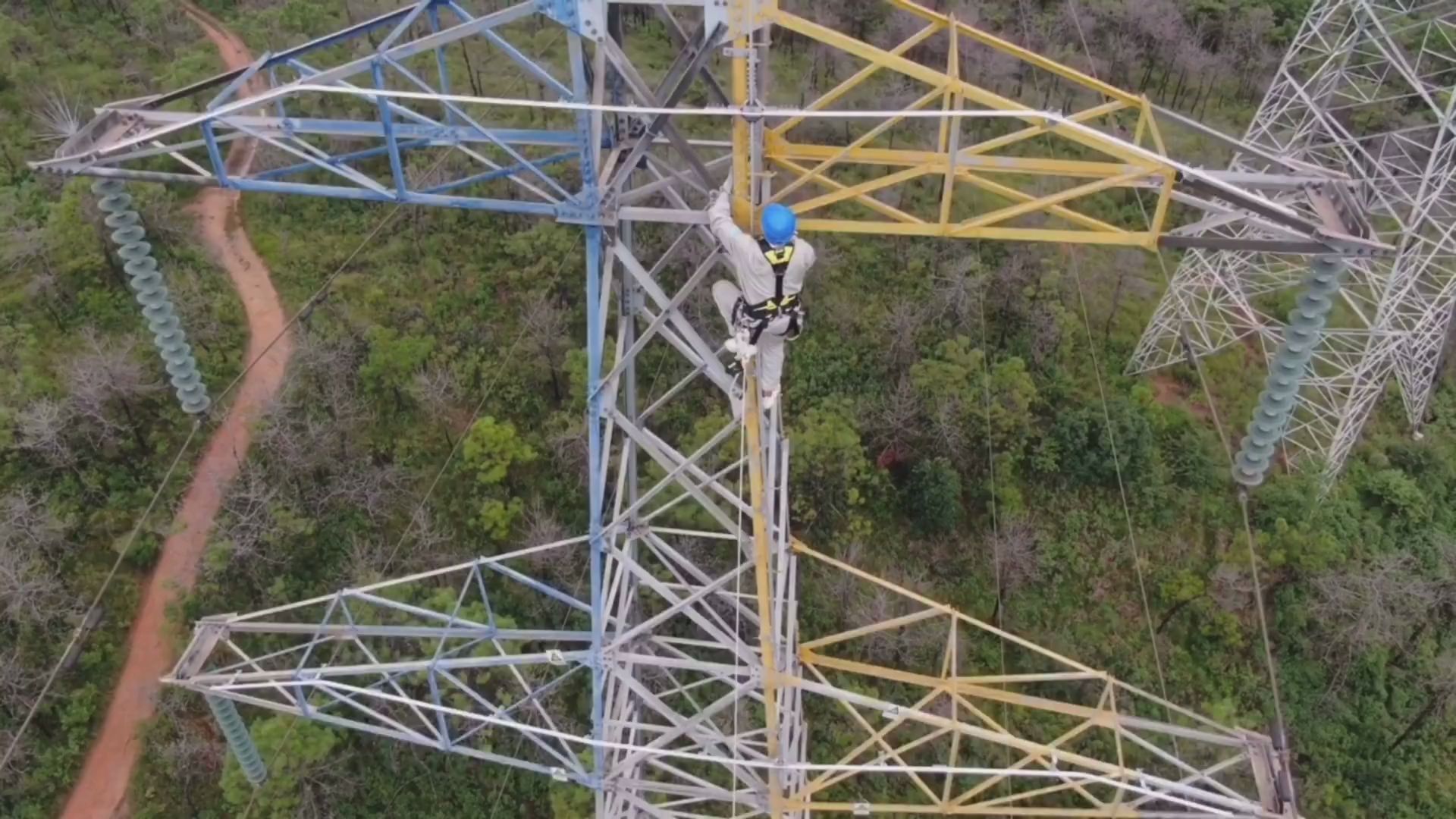 高难度!输电小哥高空带电安装输电线路智能巡检机器人@南网50Hz哔哩哔哩bilibili