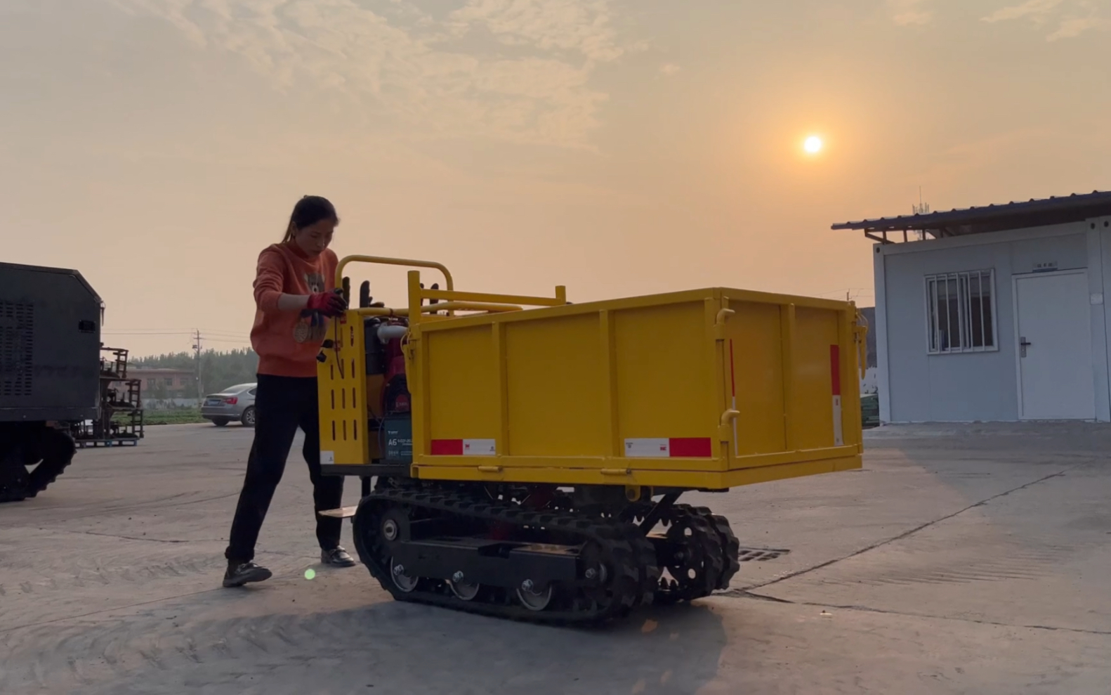 1吨爬山虎运输车,1.5吨履带车,2吨工程运输车