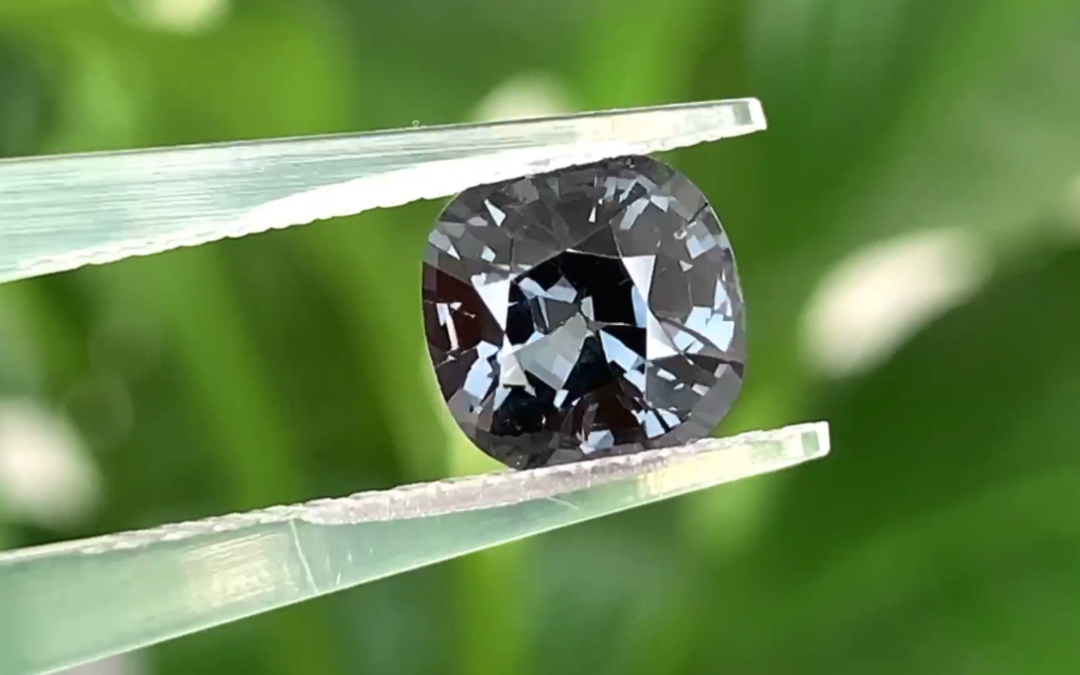 酷酷的金属灰尖晶石