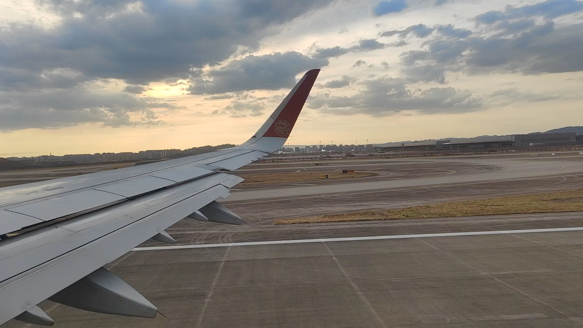 吉祥航空 空客a321 b1002 重庆江北-上海浦东