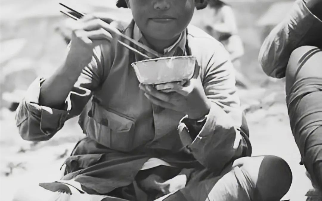 1942年正在吃饭的八路军女战士
