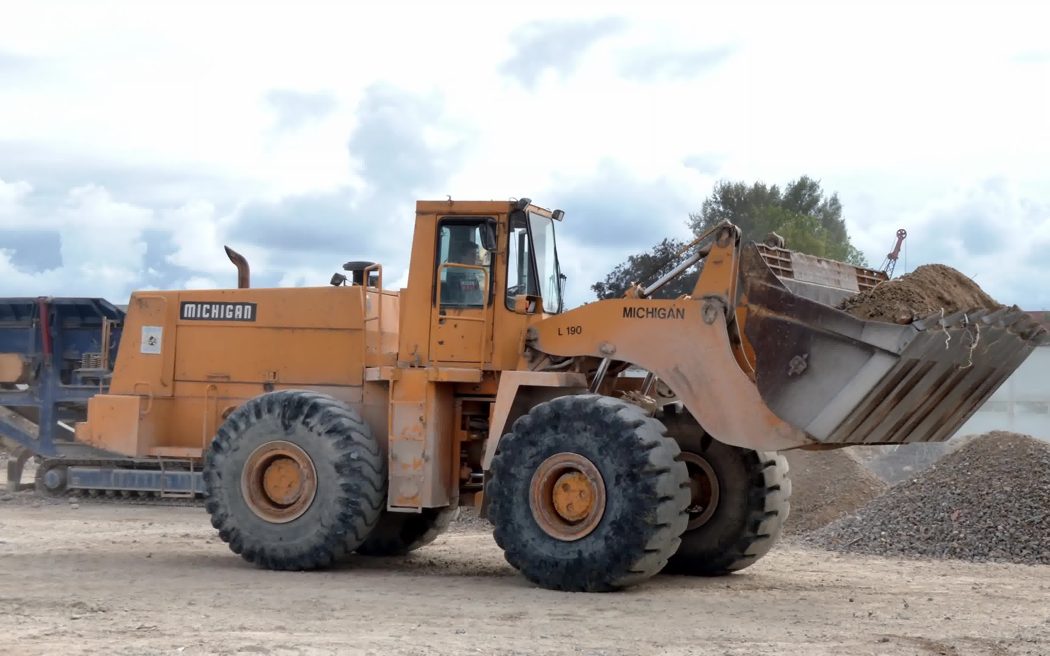michigan l190装载机沙土装车4k