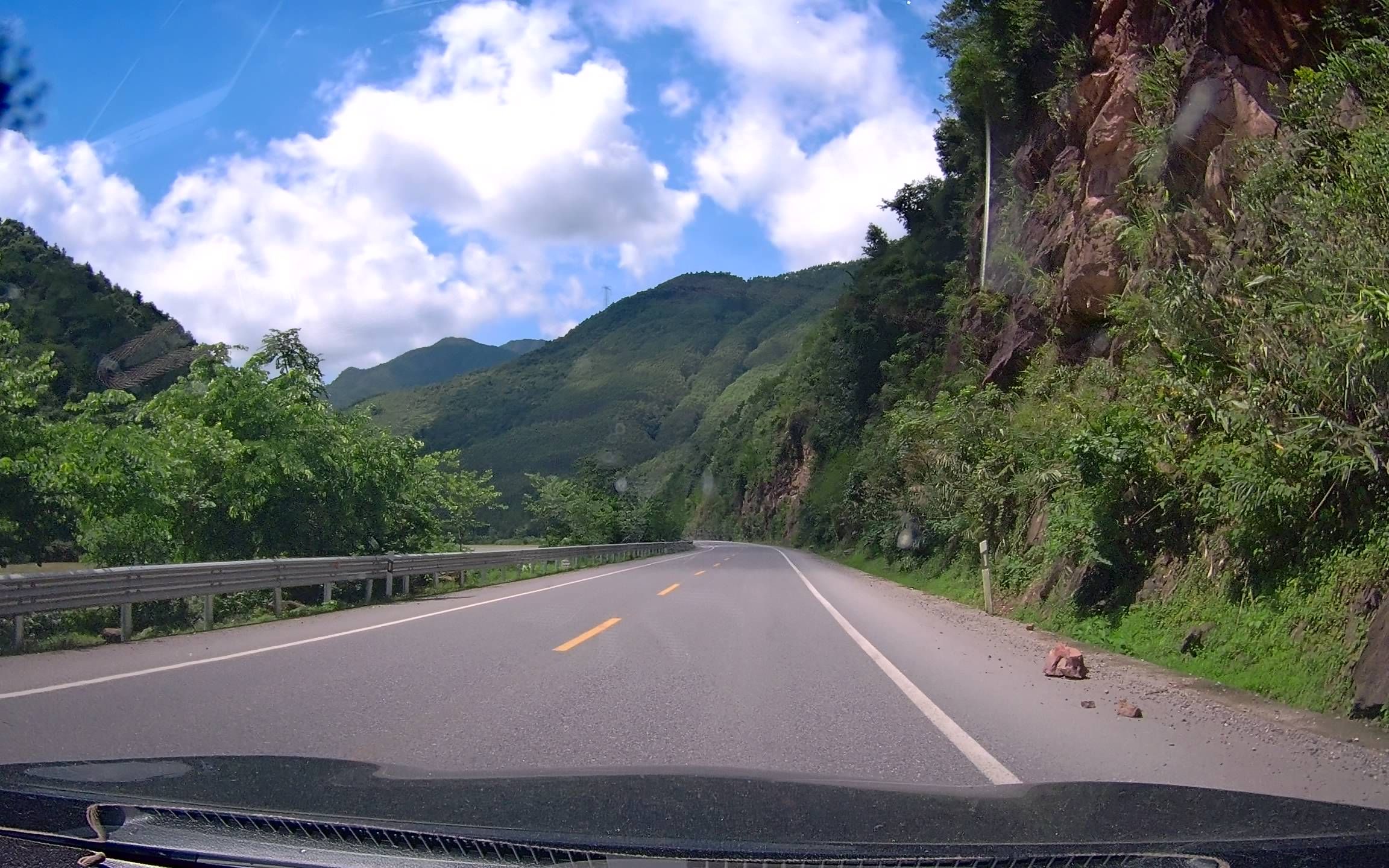 高速走腻了,走走山区国道241蒙山-昭平,还挺有驾驶乐趣的