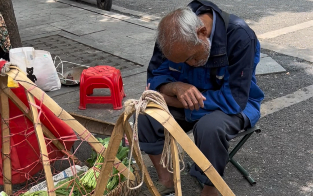 老爺爺一早起床趕來擺攤,在大街上都睡著了,為了生活真不容易._嗶哩嗶