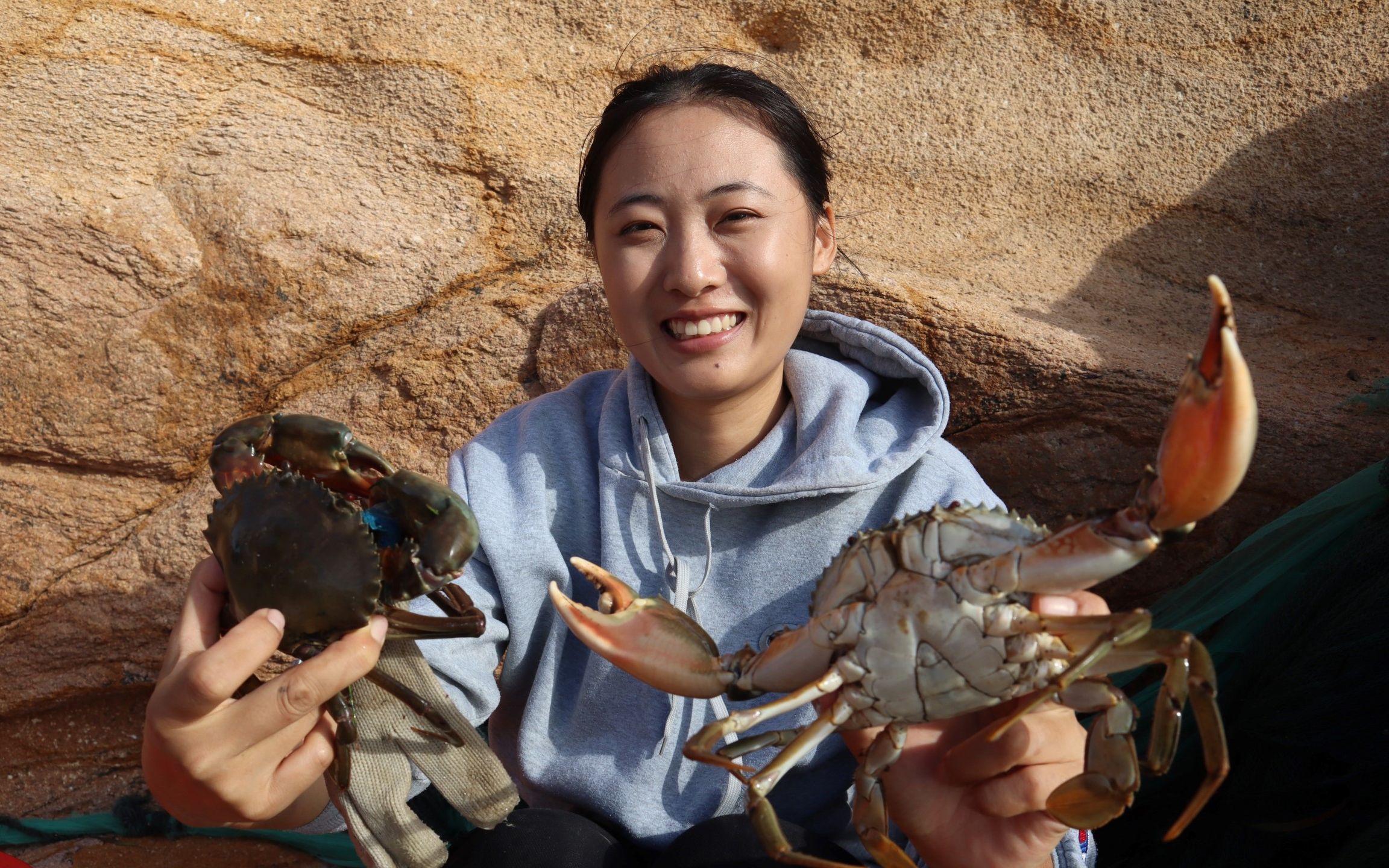 渔妹好久没去收蟹笼,里面困了不少猛货争斗太激烈,个大的才能活