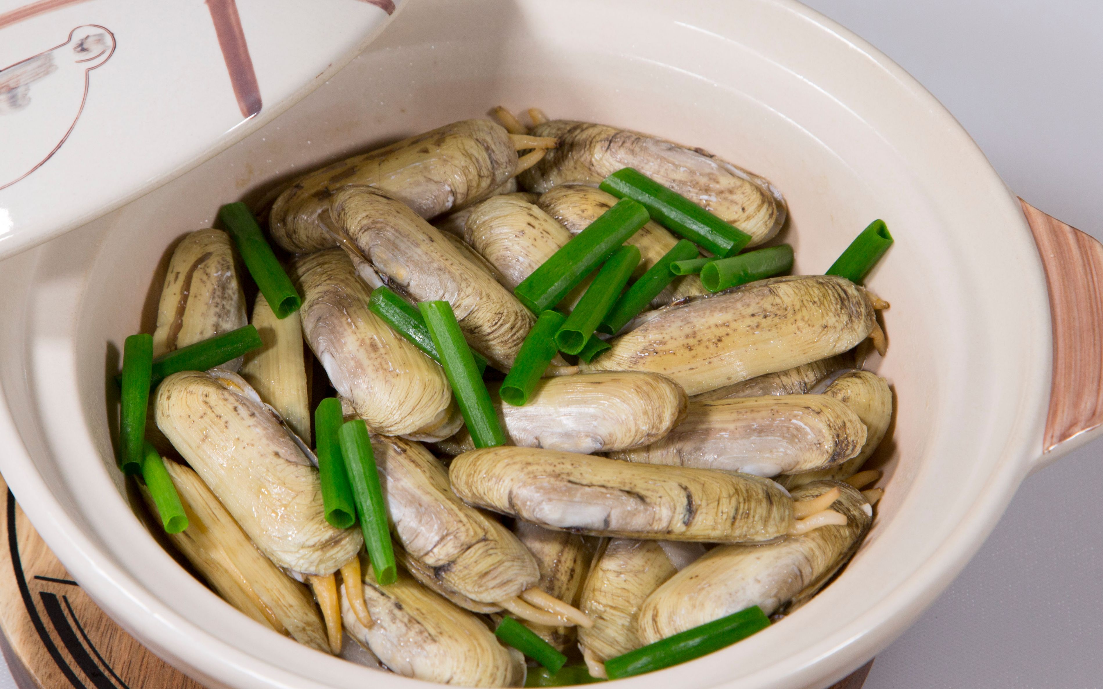 家常砂锅焖蛏子不加水出锅蛏子不开口美味就在剥开壳的那一刻