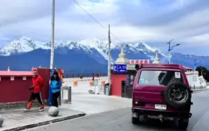 Скачать видео: 泰国到中国自驾游的车队，怎么什么车都有，还有一些我没见过的车