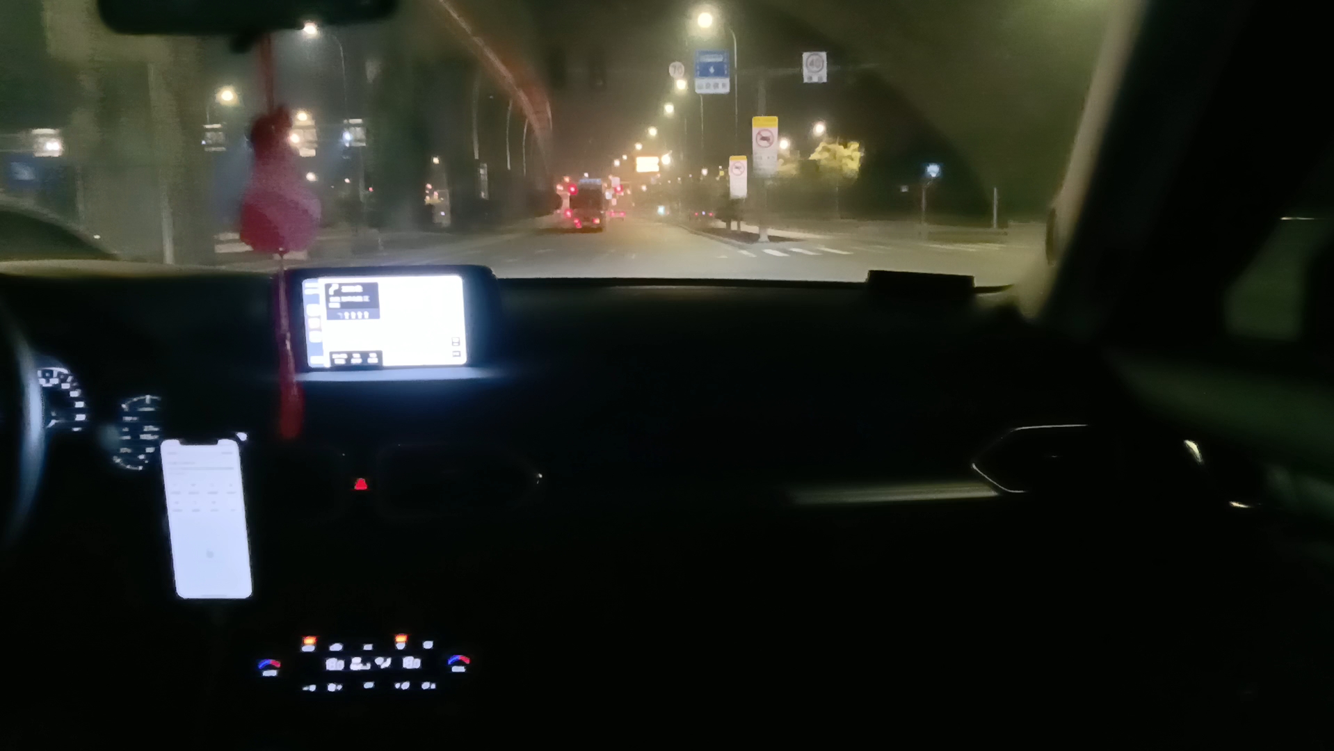 晚上坐副驾驶拍的夜景图片
