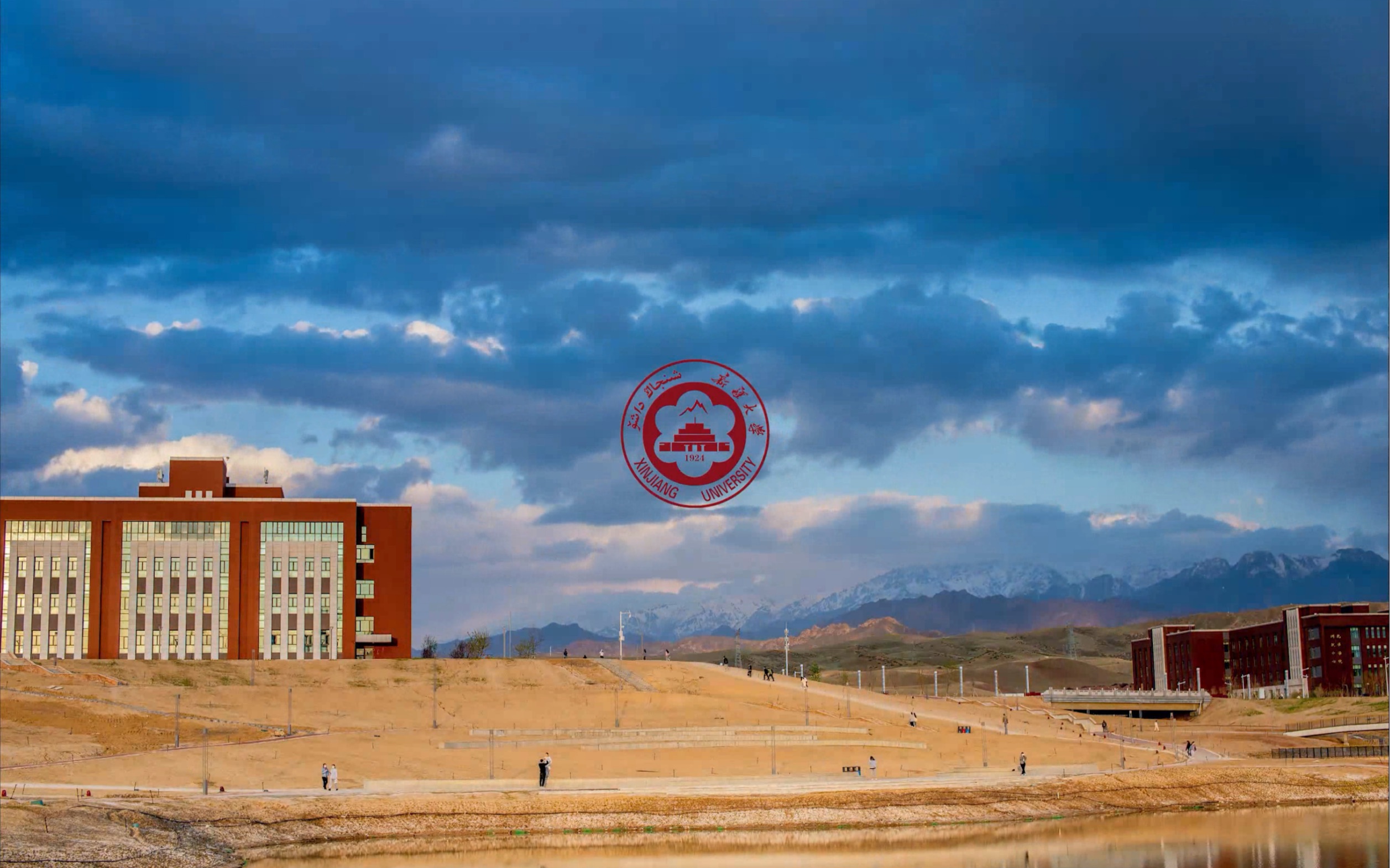 新疆大学博达校区 在学校看雪山