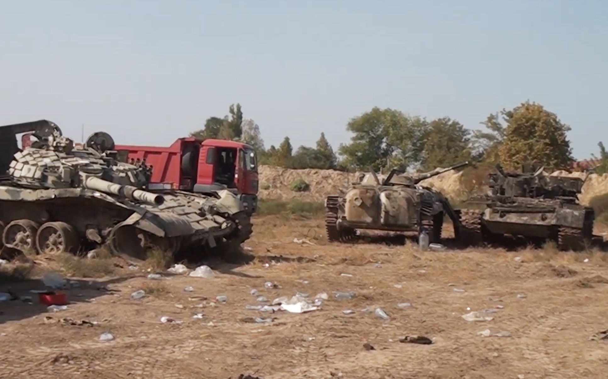 现场一片狼藉!亚阿冲突报废坦克 战车成堆放置