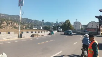 水泥搅拌车通过娘子关大桥
