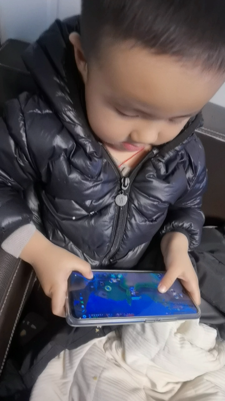 玩游戏别生气,队友是小孩[喜极而泣]