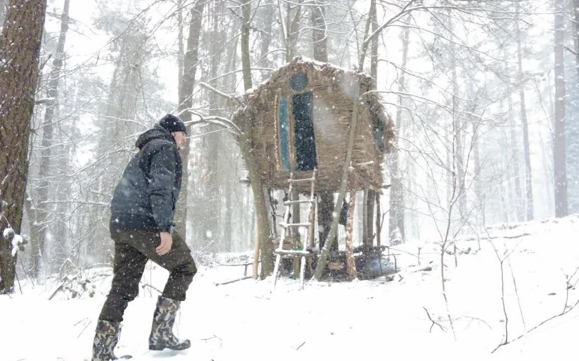 [图]暴风雪条件下的冬营，大雪森林中树屋的雪营，小屋