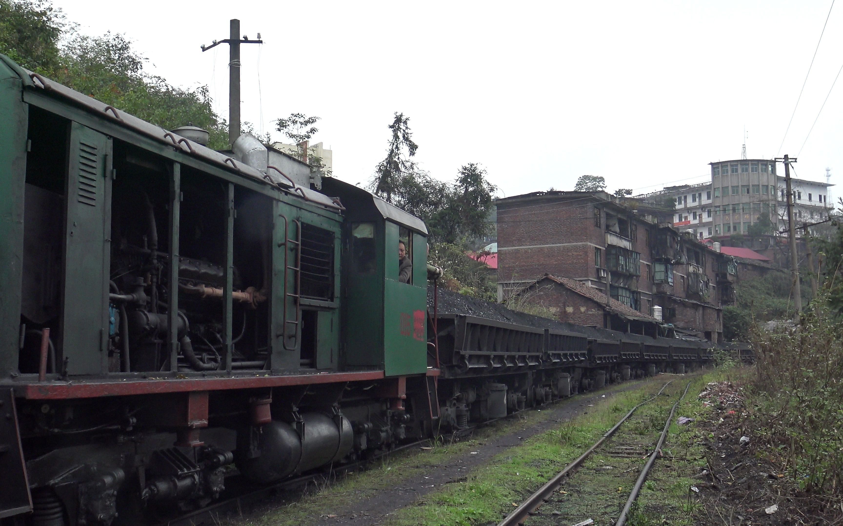 湖南马田矿业高泉塘煤矿一列小火车发车