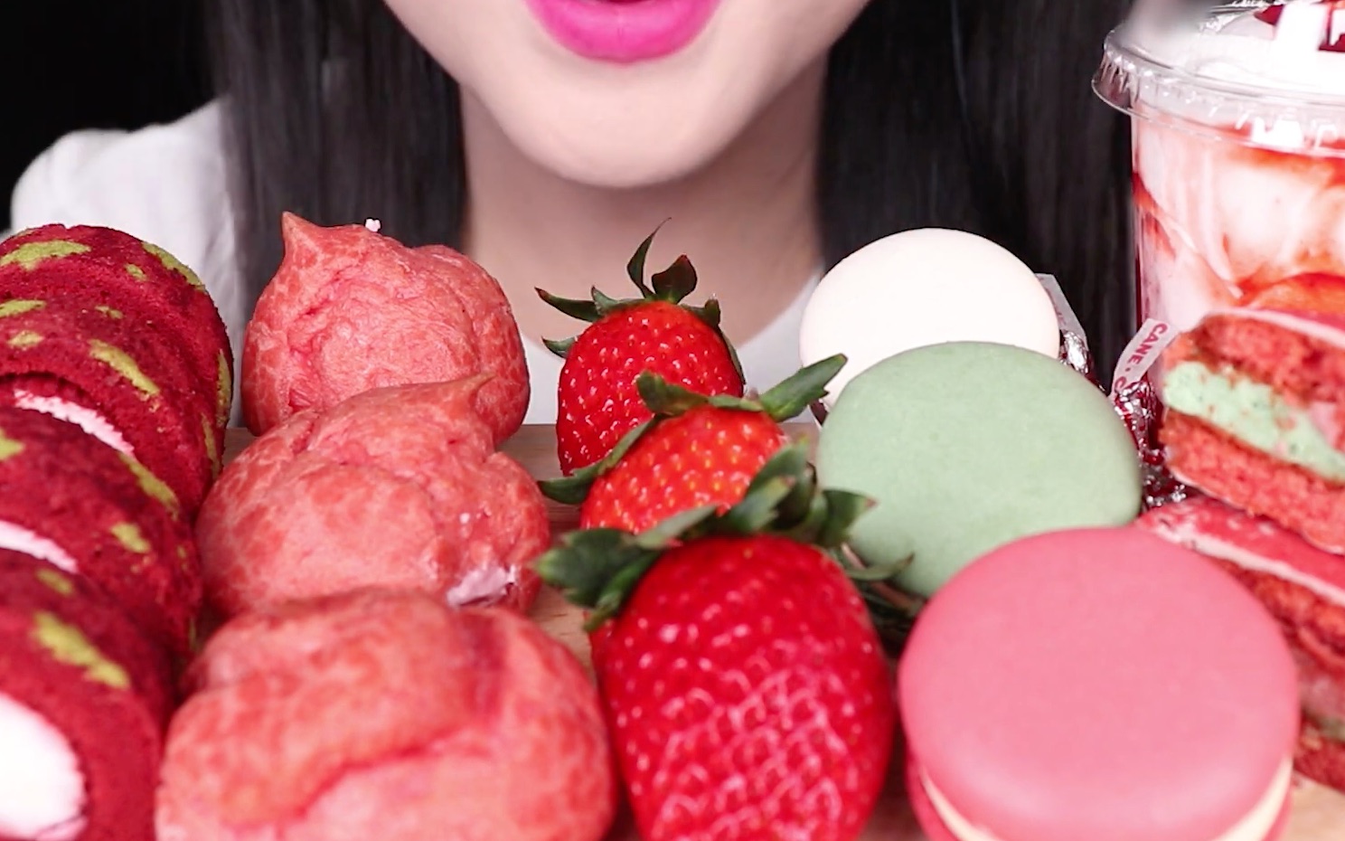 【jane】吃播助眠 草莓派对(草莓奶油卷&圣诞蛋糕&泡芙&新鲜草莓&