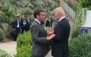 Скачать видео: 英国G7峰会上，法国总统马克龙继续与拜登套近乎