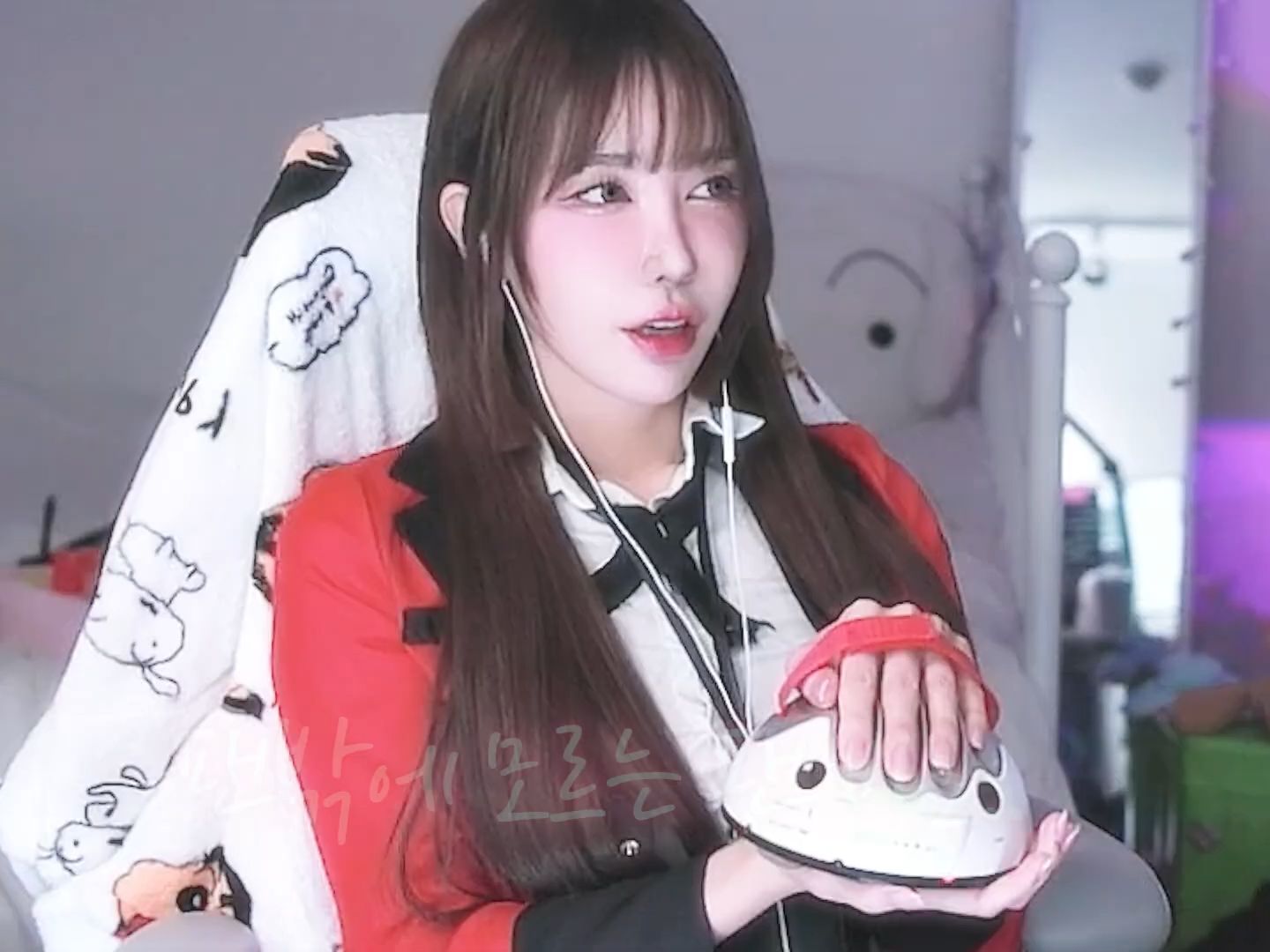 韩国女主播bj winter冬天:粉丝送了个奥特曼头盔,我看是别有用心