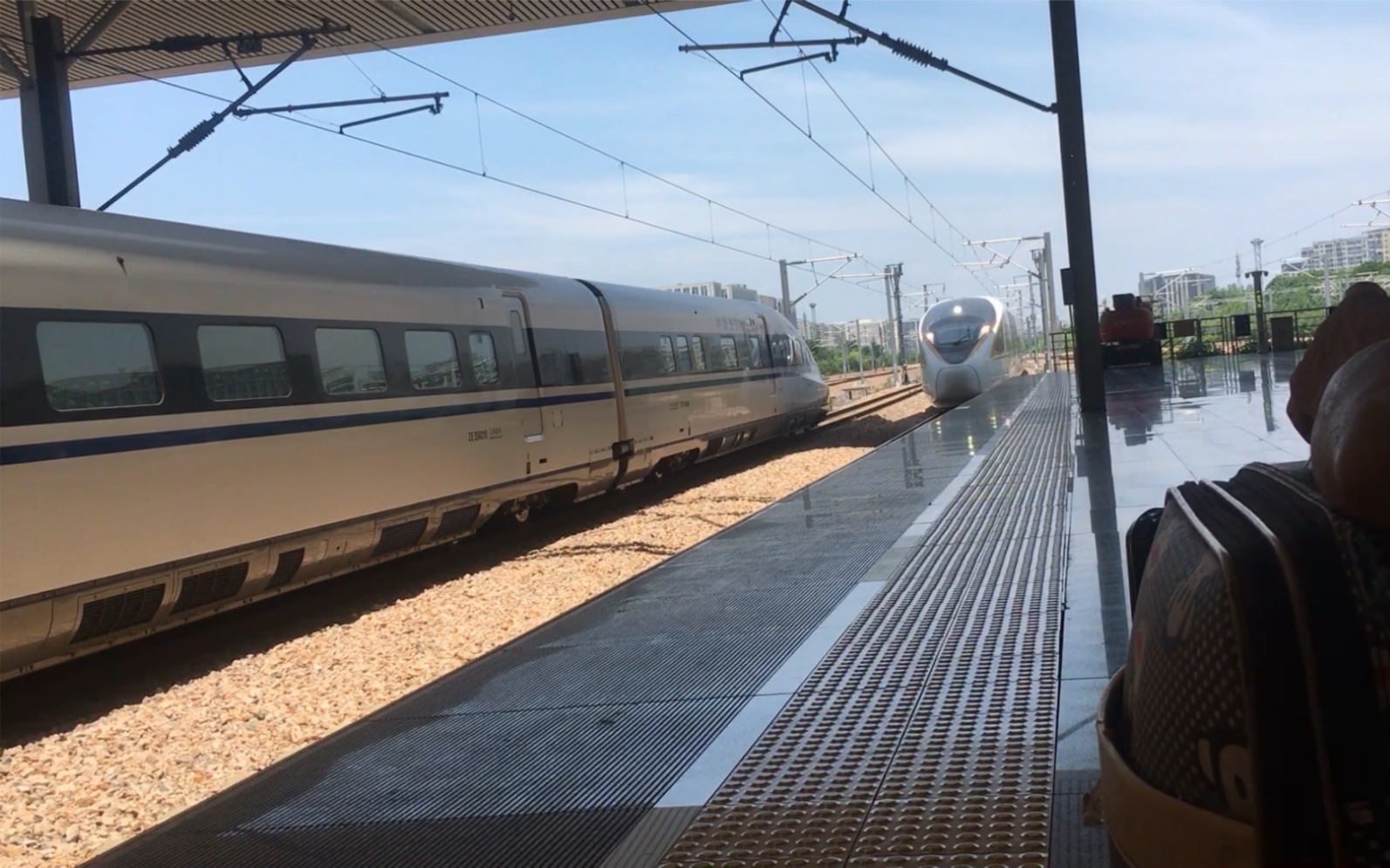 g2193次上海虹桥成都东cr400bf担当停靠杭州东站