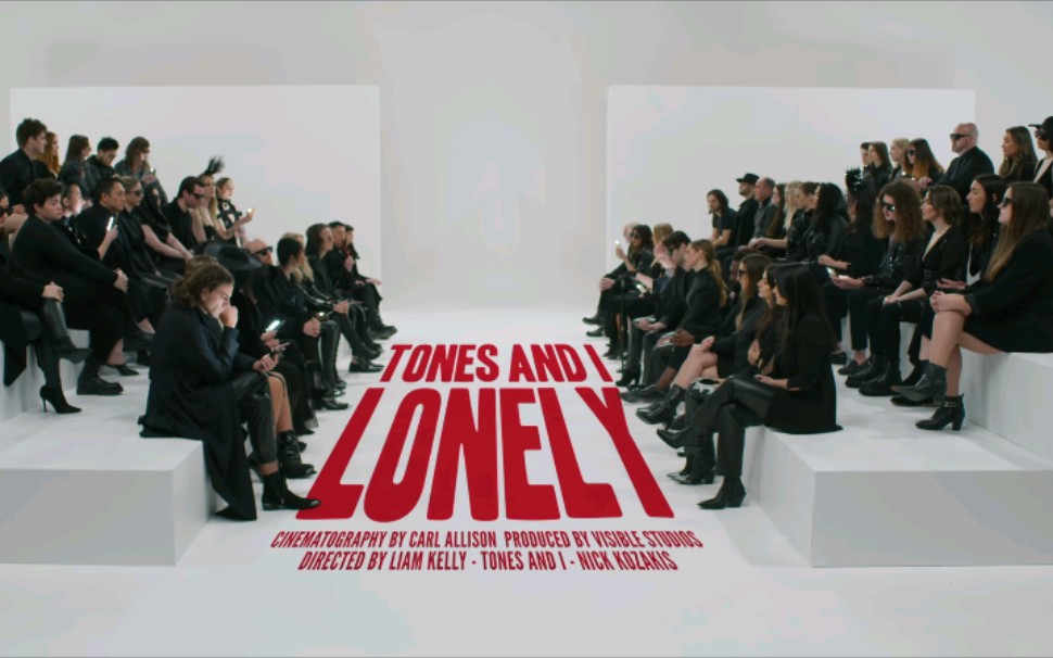 [图]TONES AND I - LONELY (OFFICIAL VIDEO)