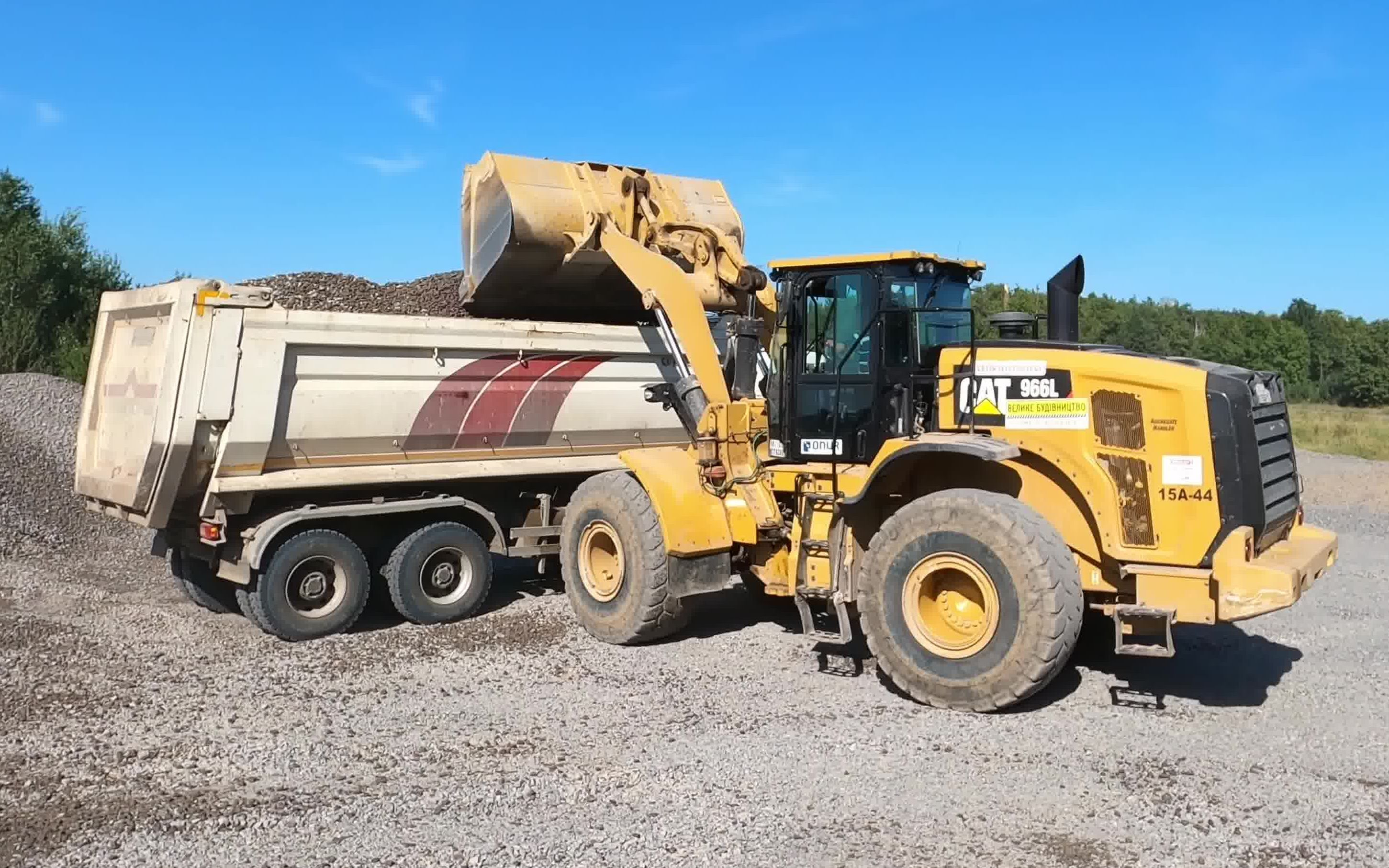 cat 966l装载机砂石装车