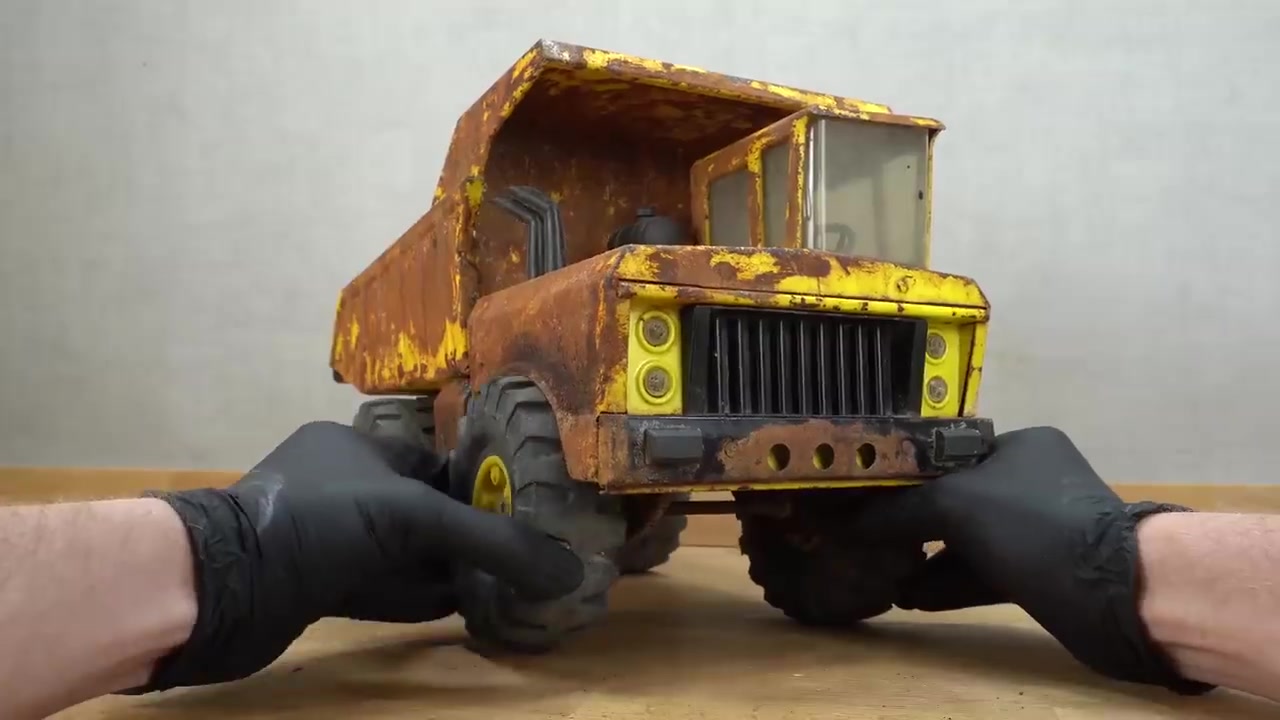个锈迹斑斑破旧不堪1972出品的tonka自卸车玩具的翻新修复过程