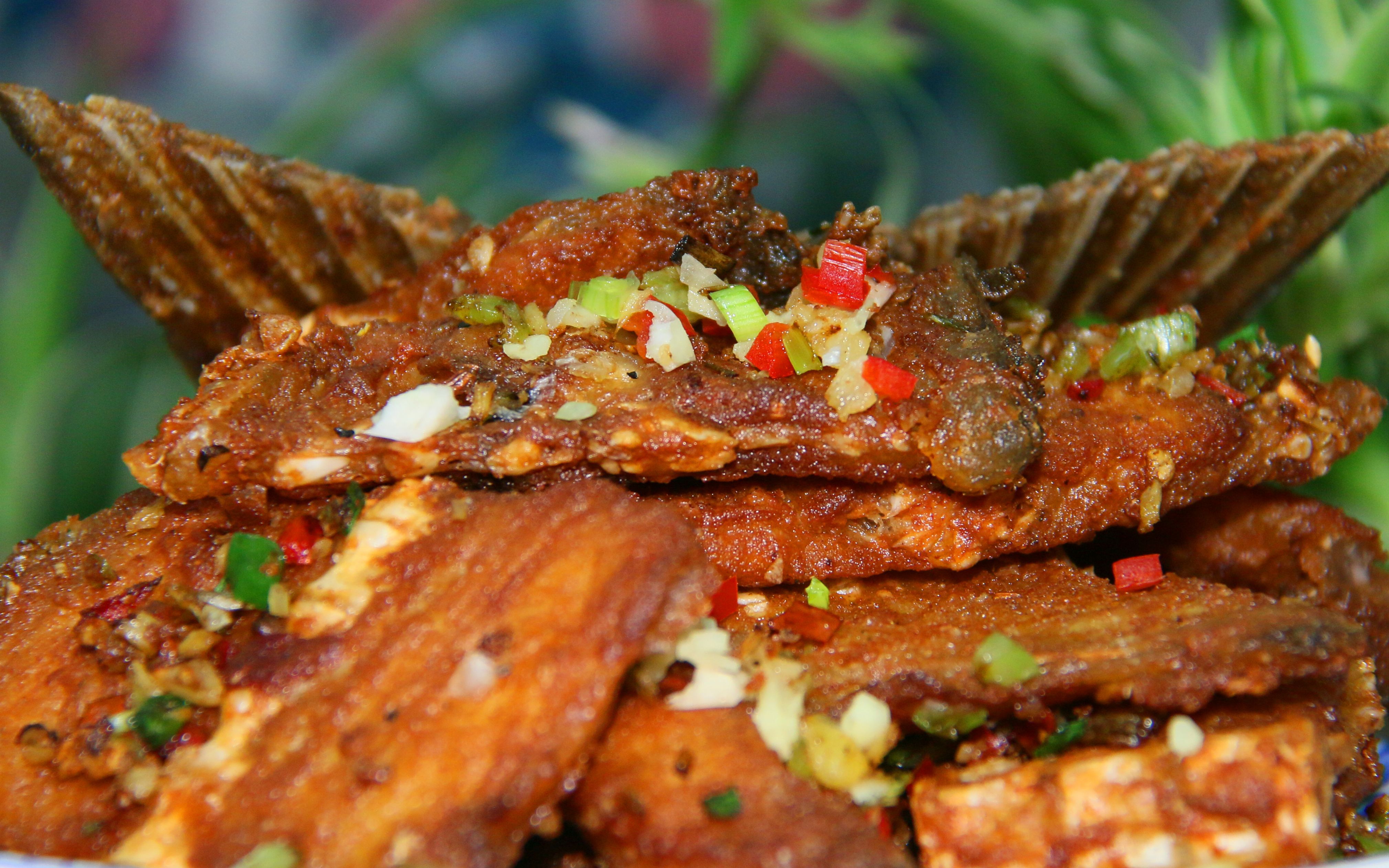 鱼骨千万别浪费,搭配现做的椒盐,做成椒盐鱼骨,焦香酥脆,下酒太香了