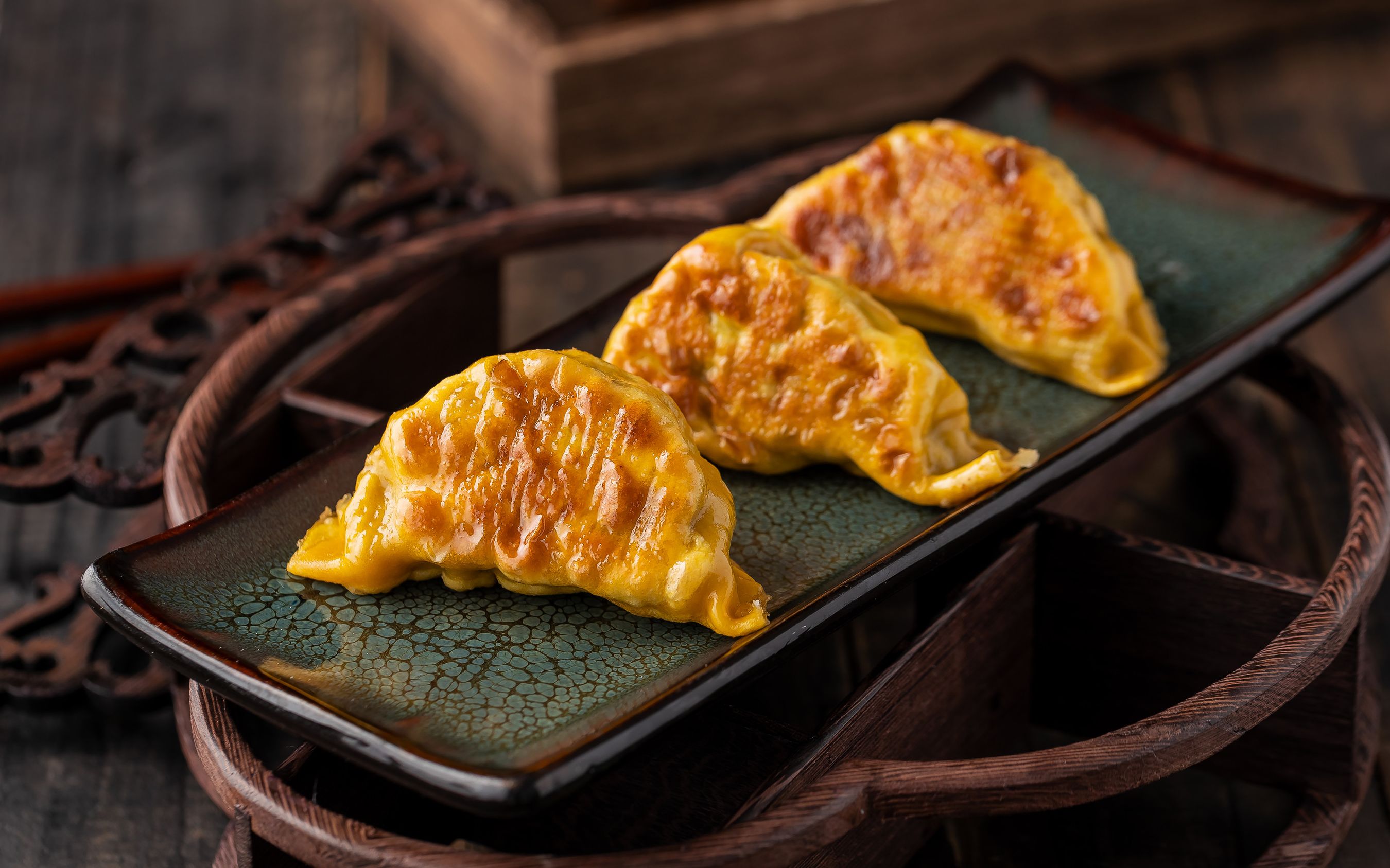 大牌美食你拍了拍金黄色的煎饺口味还真有点特别