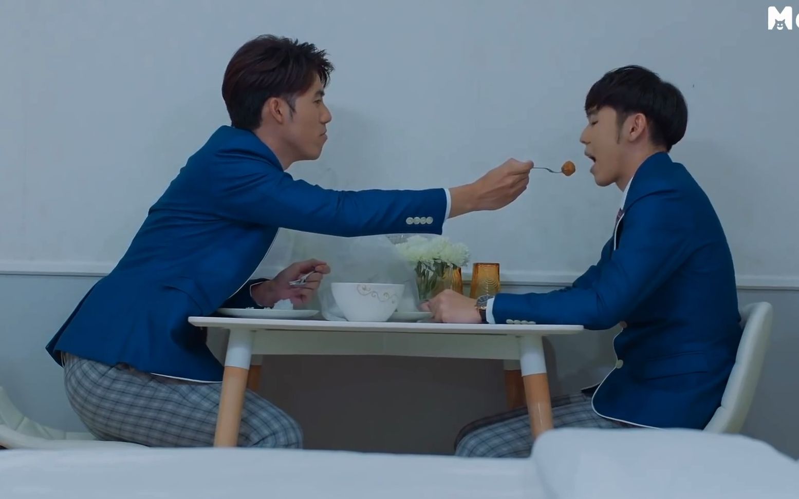 酒店之星室友和别人通电话小受醋意四起还好小受好哄要不然问题可就