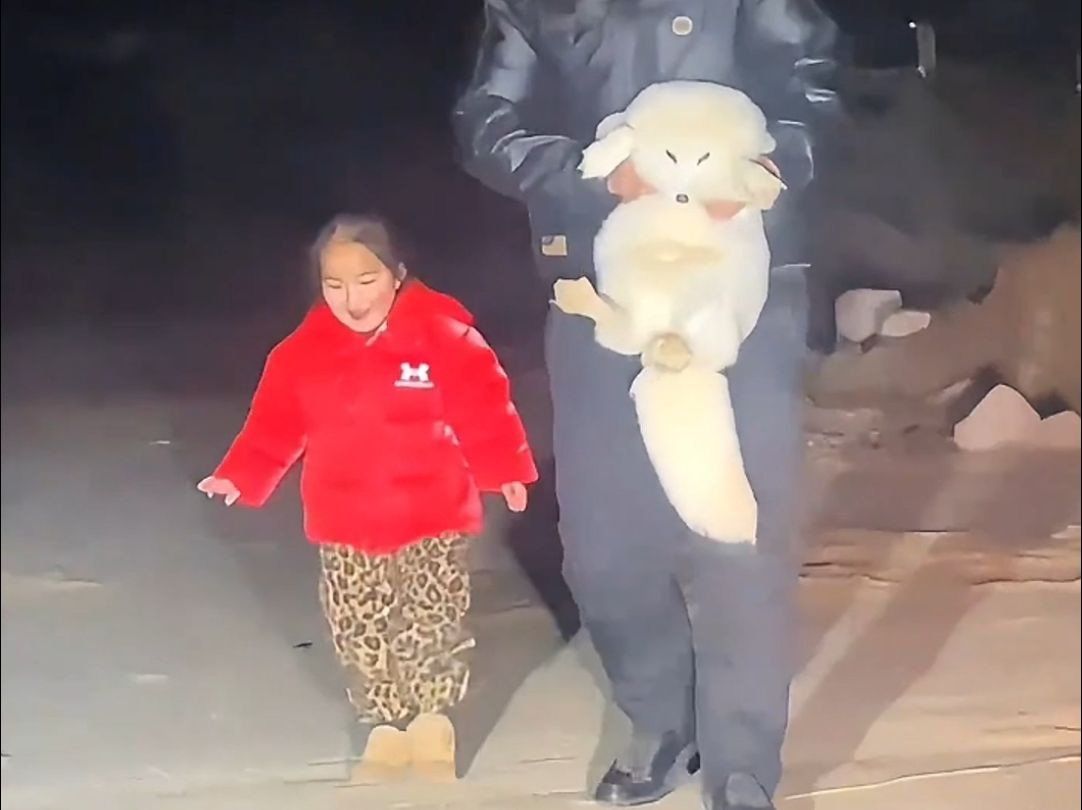 男子投喂白狐后被引见给同伴=男子投喂白狐后被引见给同伴了