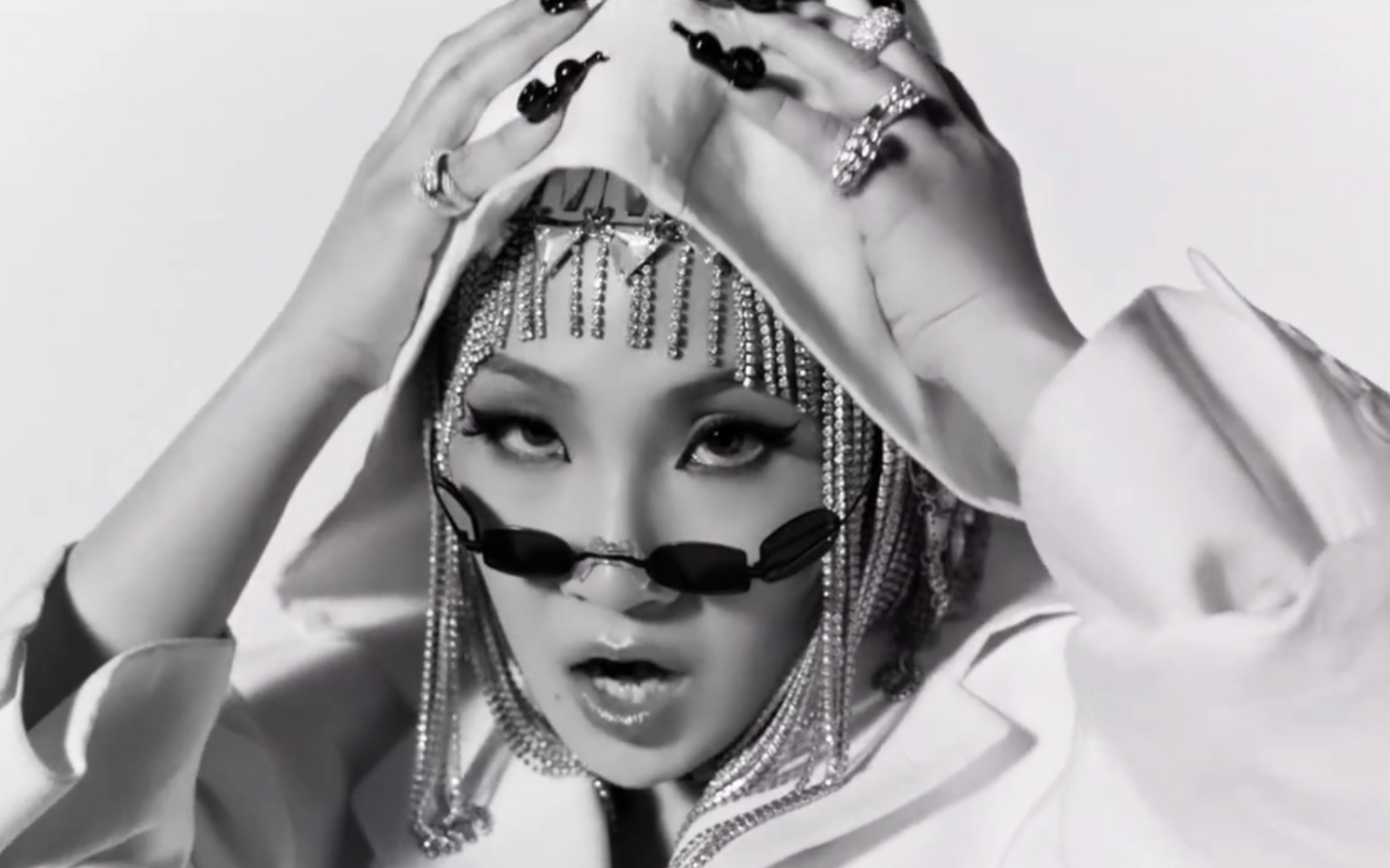 [双语] 女王cl再度炸场《tie a cherry》李彩麟时装秀来了