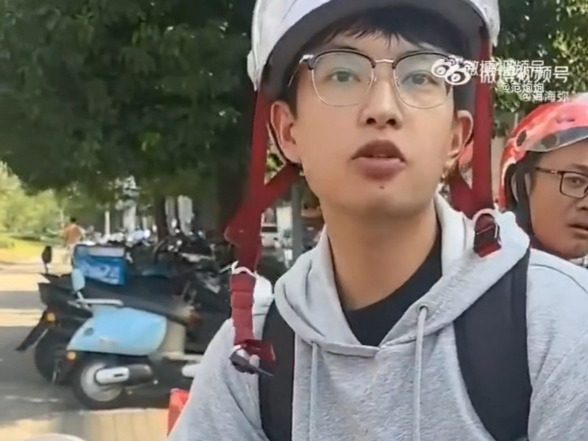 男生:听交警的 ；对面:啊啊啊，我不听我不听