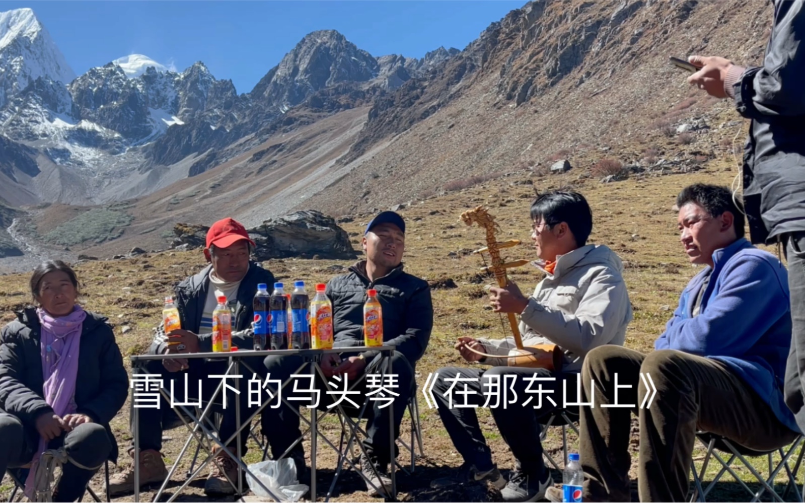 [图]雪山下的小合唱《在那东山上》