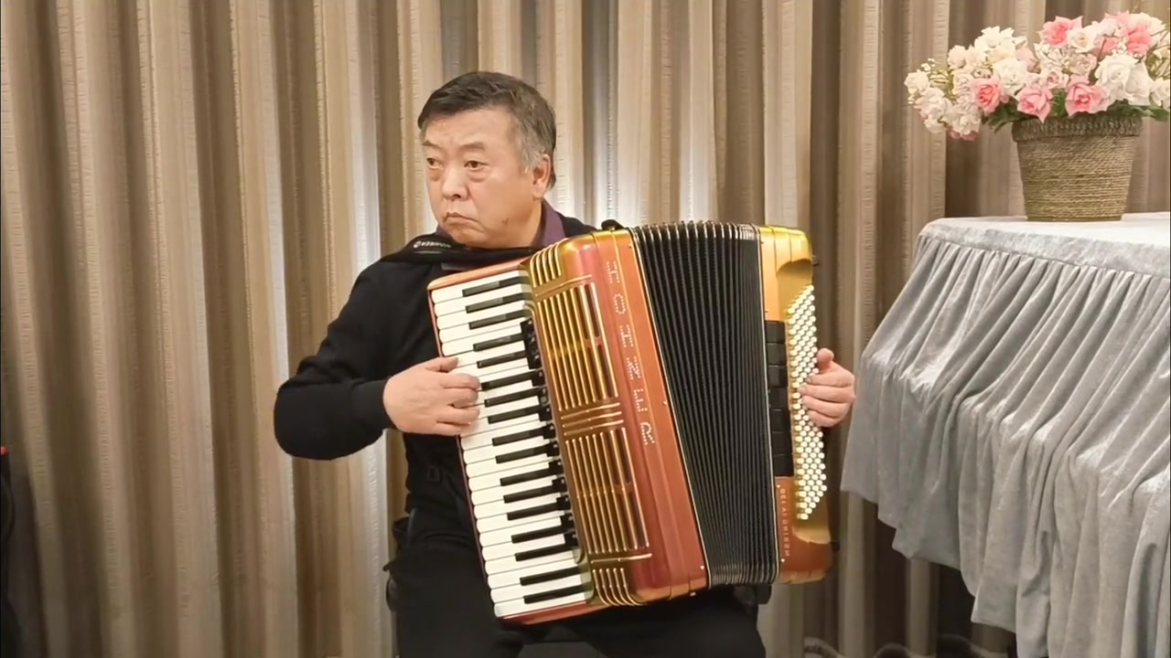 手风琴演奏歌唱动荡的青春巴赫慕托娃曲廖一瑄改编