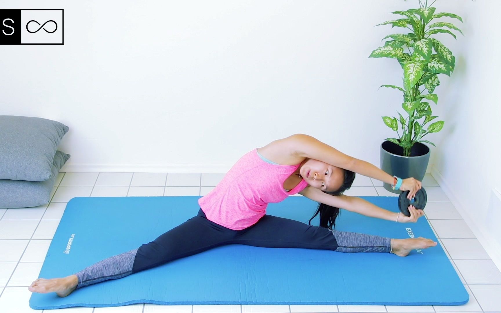 每天运动3分钟训练96负重直腿侧弯健身女神张