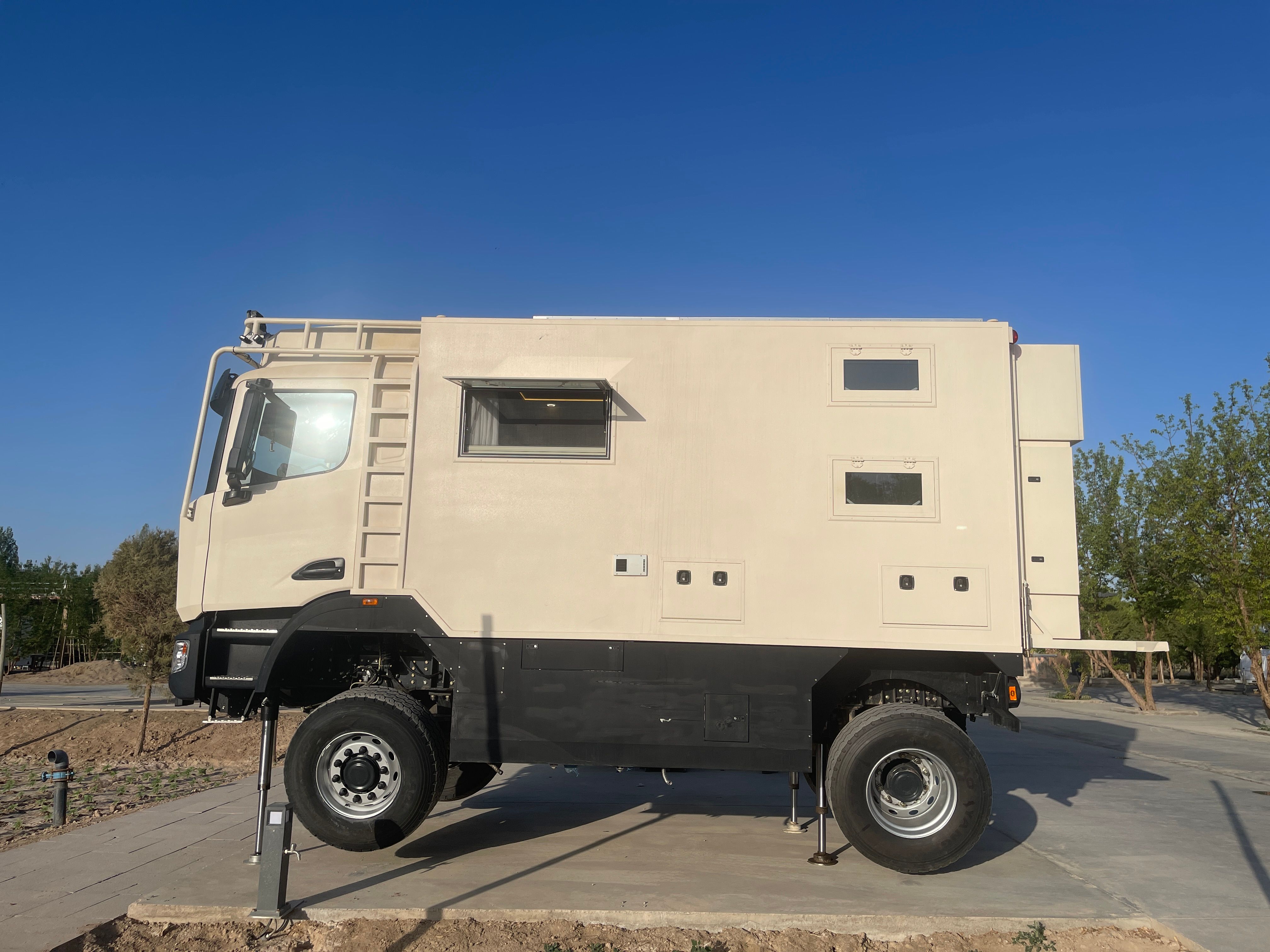 300万豪华越野房车动力揭秘 玉柴k08让美女轻松征服戈壁