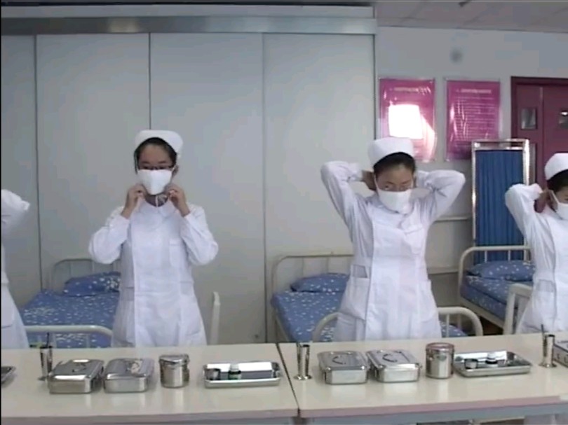网友投稿2一排纱布口罩护士
