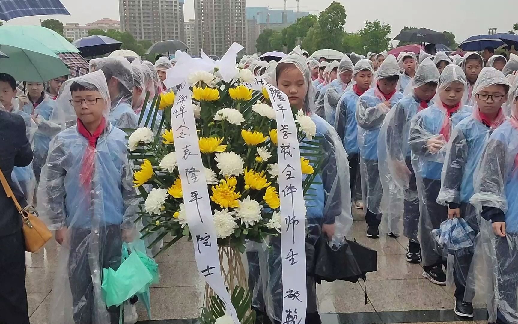 “袁隆平故乡”江西德安 隆平学校师生冒雨献花寄哀思哔哩哔哩bilibili