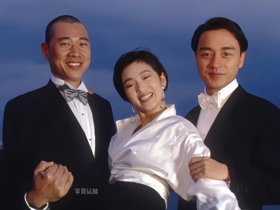 这是1993年,电影《霸王别姬》拍摄完成后,三大主演张国荣、张丰毅、巩俐的一张合影.那一年,张国荣和张丰毅37岁,巩俐28岁,都是风华正茂的年龄...