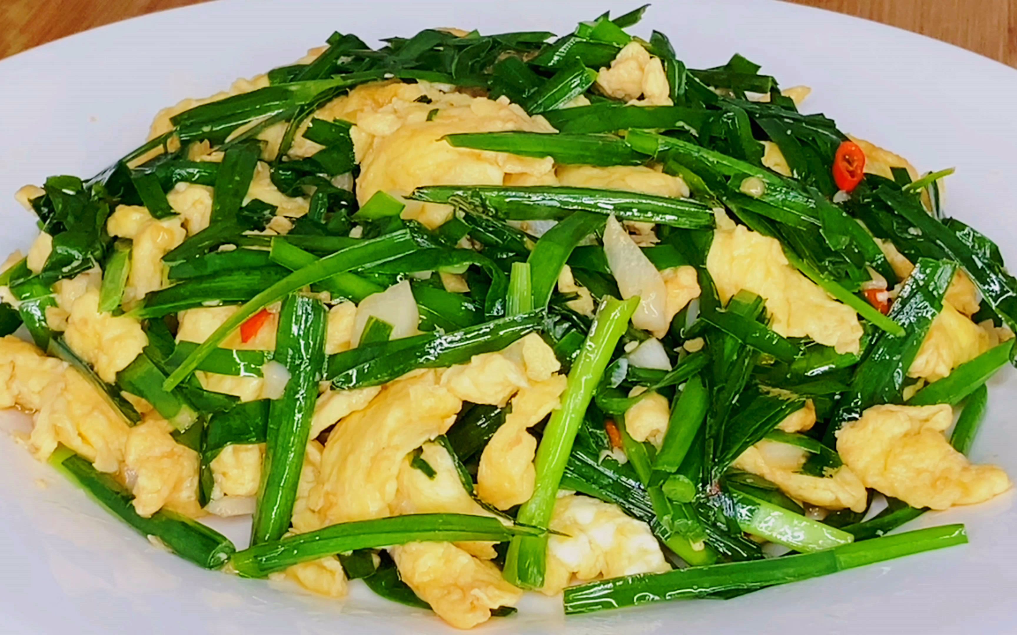 这才是韭菜炒鸡蛋的正确做法,清香爽口,好吃下饭,给肉都不换